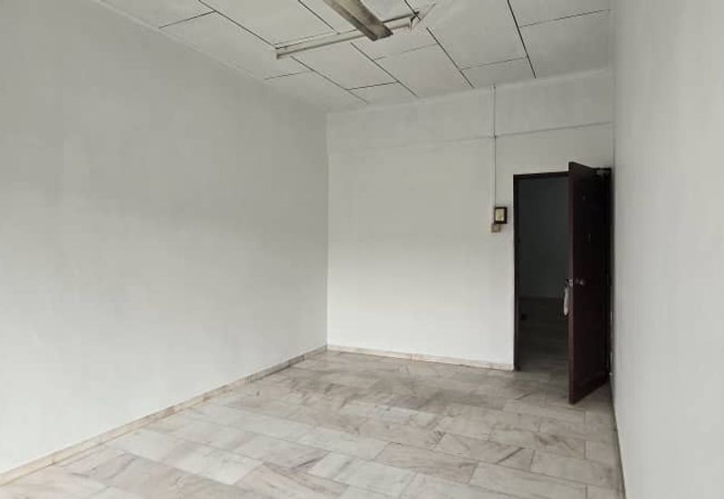 Skudai / Taman Ungku Tun Aminah /Jalan bentara 20/ Double storey shop / 皇后花园 面大路双层店屋出租 靠近Tasek Mall