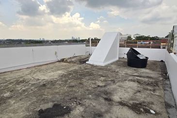 Skudai / Taman Ungku Tun Aminah /Jalan bentara 20/ Double storey shop / 皇后花园 面大路双层店屋出租 靠近Tasek Mall