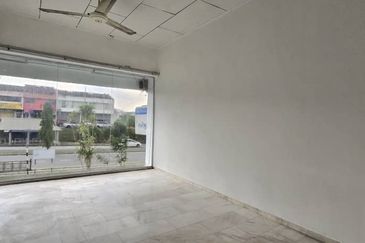 Skudai / Taman Ungku Tun Aminah /Jalan bentara 20/ Double storey shop / 皇后花园 面大路双层店屋出租 靠近Tasek Mall