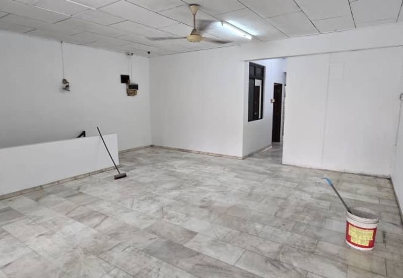 Skudai / Taman Ungku Tun Aminah /Jalan bentara 20/ Double storey shop / 皇后花园 面大路双层店屋出租 靠近Tasek Mall