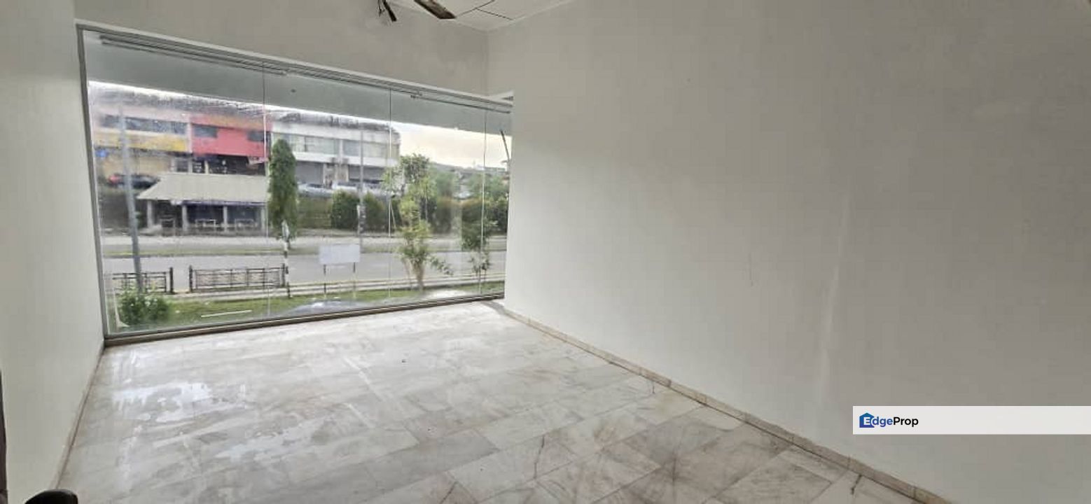 Skudai / Taman Ungku Tun Aminah /Jalan bentara 20/ Double storey shop / 皇后花园 面大路双层店屋出租 靠近Tasek Mall, Johor, Skudai