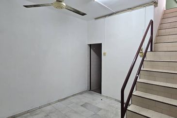 Skudai / Taman Ungku Tun Aminah /Jalan bentara 20/ Double storey shop / 皇后花园 面大路双层店屋出租 靠近Tasek Mall