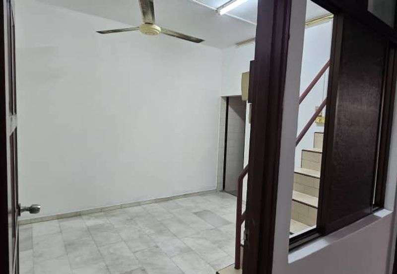 Skudai / Taman Ungku Tun Aminah /Jalan bentara 20/ Double storey shop / 皇后花园 面大路双层店屋出租 靠近Tasek Mall