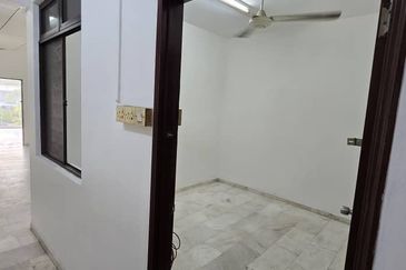 Skudai / Taman Ungku Tun Aminah /Jalan bentara 20/ Double storey shop / 皇后花园 面大路双层店屋出租 靠近Tasek Mall