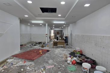 Skudai / Taman Ungku Tun Aminah /Jalan bentara 20/ Double storey shop / 皇后花园 面大路双层店屋出租 靠近Tasek Mall