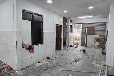 Skudai / Taman Ungku Tun Aminah /Jalan bentara 20/ Double storey shop / 皇后花园 面大路双层店屋出租 靠近Tasek Mall