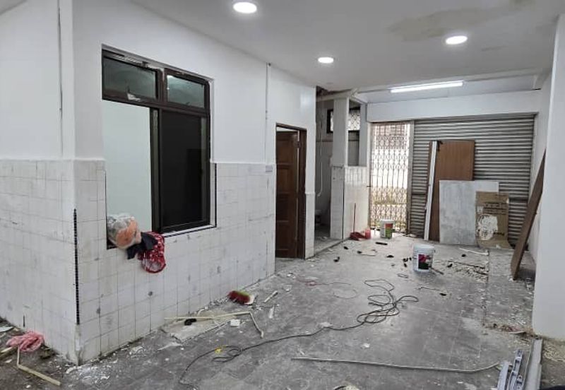 Skudai / Taman Ungku Tun Aminah /Jalan bentara 20/ Double storey shop / 皇后花园 面大路双层店屋出租 靠近Tasek Mall