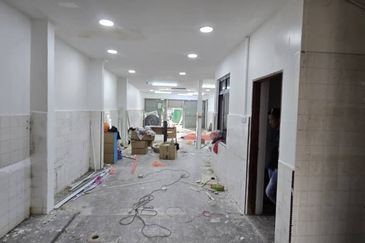 Skudai / Taman Ungku Tun Aminah /Jalan bentara 20/ Double storey shop / 皇后花园 面大路双层店屋出租 靠近Tasek Mall