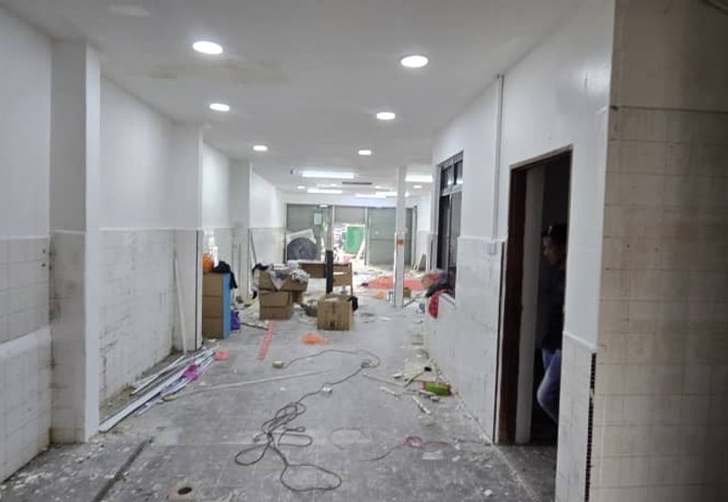 Skudai / Taman Ungku Tun Aminah /Jalan bentara 20/ Double storey shop / 皇后花园 面大路双层店屋出租 靠近Tasek Mall