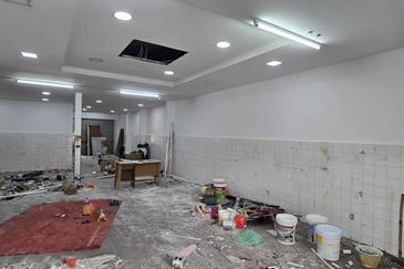 Skudai / Taman Ungku Tun Aminah /Jalan bentara 20/ Double storey shop / 皇后花园 面大路双层店屋出租 靠近Tasek Mall