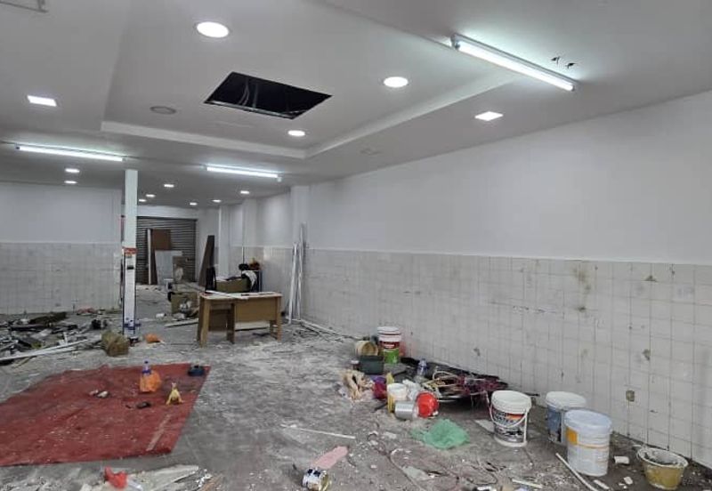 Skudai / Taman Ungku Tun Aminah /Jalan bentara 20/ Double storey shop / 皇后花园 面大路双层店屋出租 靠近Tasek Mall