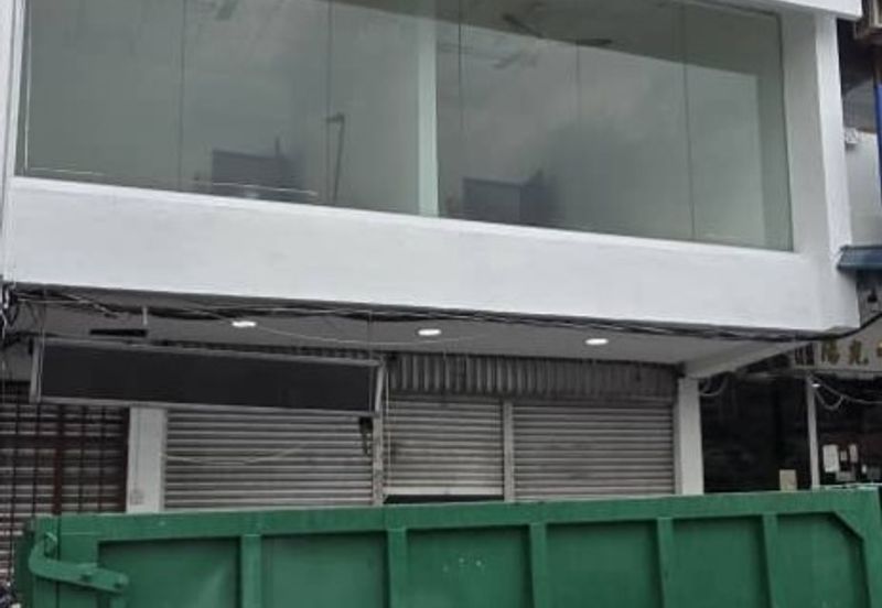 Skudai / Taman Ungku Tun Aminah /Jalan bentara 20/ Double storey shop / 皇后花园 面大路双层店屋出租 靠近Tasek Mall