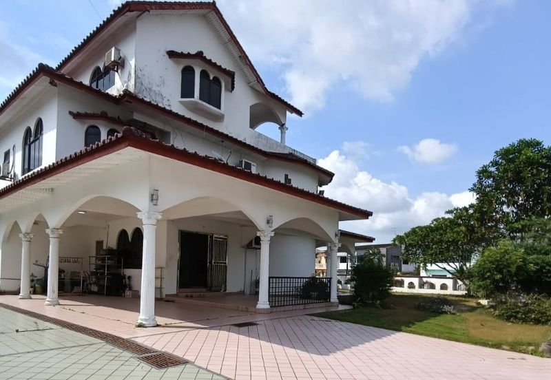 Johor Bahru/ Town Taman Iskandar / 2.5 Storey Corner Bungalow