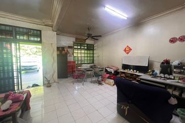 Kulai Saleng / Taman Mesra / Jalan Cermai / Extra Long Double Storey House 