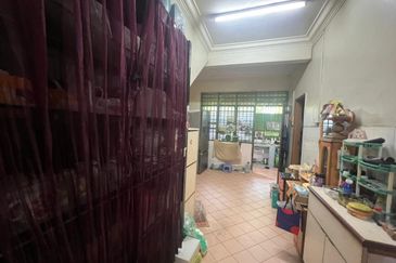 Kulai Saleng / Taman Mesra / Jalan Cermai / Extra Long Double Storey House 