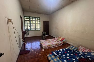 Kulai Saleng / Taman Mesra / Jalan Cermai / Extra Long Double Storey House 