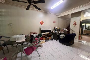 Kulai Saleng / Taman Mesra / Jalan Cermai / Extra Long Double Storey House 