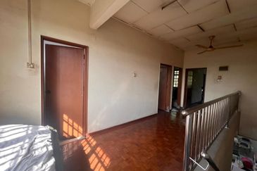 Kulai Saleng / Taman Mesra / Jalan Cermai / Extra Long Double Storey House 