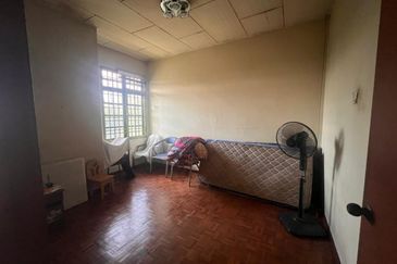 Kulai Saleng / Taman Mesra / Jalan Cermai / Extra Long Double Storey House 