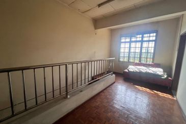 Kulai Saleng / Taman Mesra / Jalan Cermai / Extra Long Double Storey House 