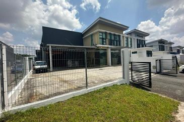 Johor Bahru/ Kempas / Setia Business Park II  🏭Double Storey Cluster Factory / Light Industry 🔆Fully Renovated💥Corner Lot 