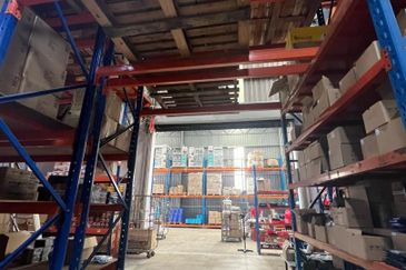 Johor Bahru/ Kempas / Setia Business Park II  🏭Double Storey Cluster Factory / Light Industry 🔆Fully Renovated💥Corner Lot 