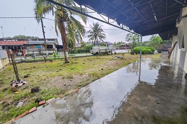 Kulai / Batu 21 Taman Pertama Kulai / Double Storey Corner lot / 古来21哩凤凰花园双层角头