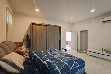 Kulai Bandar Indahpura / Jalan Iris Kensington / double storey corner lot unblock view 大款角头单位