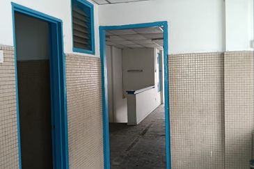 kulai Street Jalan Susur Kulai 3- storey shop lot   -facing main road