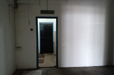 kulai Street Jalan Susur Kulai 3- storey shop lot   -facing main road