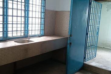 kulai Street Jalan Susur Kulai 3- storey shop lot   -facing main road