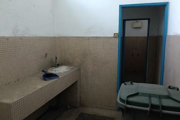 kulai Street Jalan Susur Kulai 3- storey shop lot   -facing main road