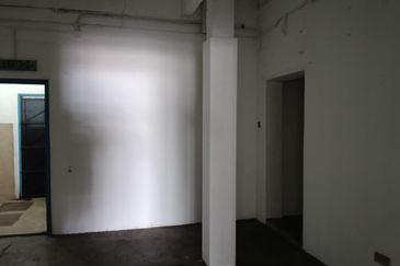 kulai Street Jalan Susur Kulai 3- storey shop lot   -facing main road