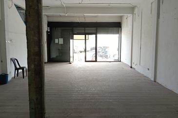 kulai Street Jalan Susur Kulai 3- storey shop lot   -facing main road