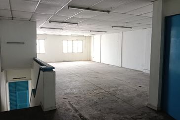 kulai Street Jalan Susur Kulai 3- storey shop lot   -facing main road