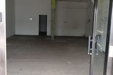 kulai Street Jalan Susur Kulai 3- storey shop lot   -facing main road