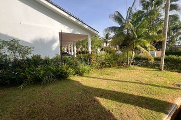 Kulai/ Senai /Jalan anak bukit/  Double Storey Bungalow House /Beside Le Grandeur Palm Resort Johor Behind Golf Court 