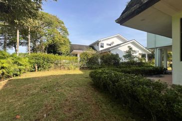 Kulai/ Senai /Jalan anak bukit/  Double Storey Bungalow House /Beside Le Grandeur Palm Resort Johor Behind Golf Court 