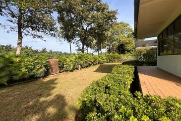 Kulai/ Senai /Jalan anak bukit/  Double Storey Bungalow House /Beside Le Grandeur Palm Resort Johor Behind Golf Court 