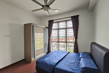 Kulai/ Bandar Putra/ D'Putra Suites / Service Apartment Corner lot 