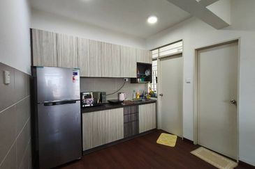 Kulai/ Bandar Putra/ D'Putra Suites / Service Apartment Corner lot 