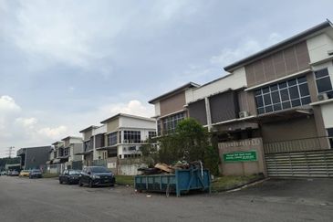 Kulai / Lagenda Putra Industrial Park / 1.5 storey cluster factory / Factory in Kulai Near to Kulai Toll Low density 