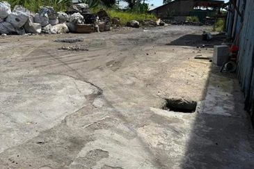 Kulai / Jalan Sengkang / 3 Blok of Warehouse / Factory / 