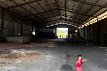 Kulai / Jalan Sengkang / 3 Blok of Warehouse / Factory / 