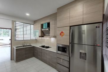  Kulai Bandar Putra / Jalan indah / Gate C Double Storey Semi D 