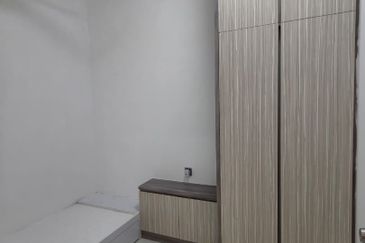  Kulai Bandar Putra / Jalan indah / Gate C Double Storey Semi D 