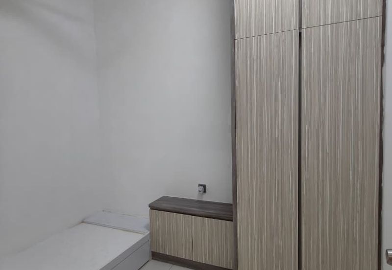  Kulai Bandar Putra / Jalan indah / Gate C Double Storey Semi D 