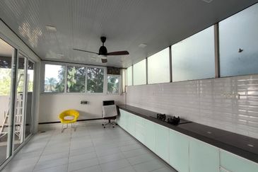  Kulai Bandar Putra / Jalan indah / Gate C Double Storey Semi D 
