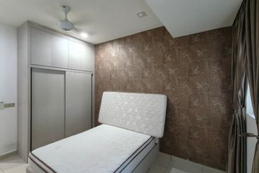  Kulai Bandar Putra / Jalan indah / Gate C Double Storey Semi D 