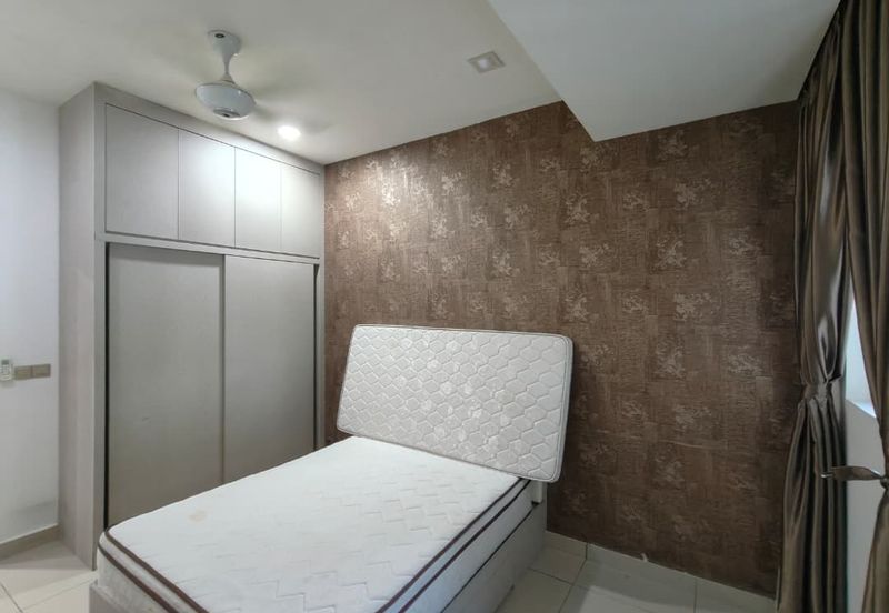  Kulai Bandar Putra / Jalan indah / Gate C Double Storey Semi D 